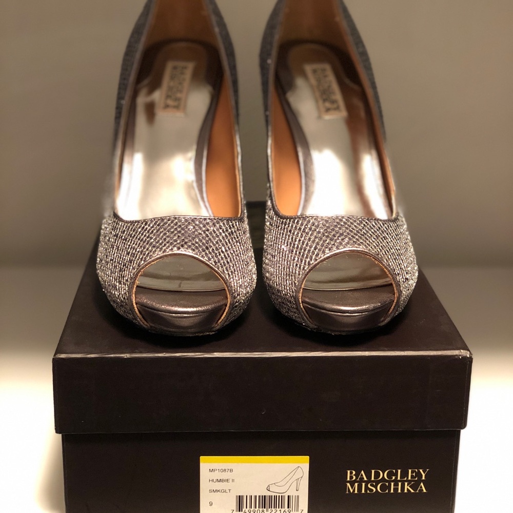 Badgley Mischka Silver glitter humbie heels